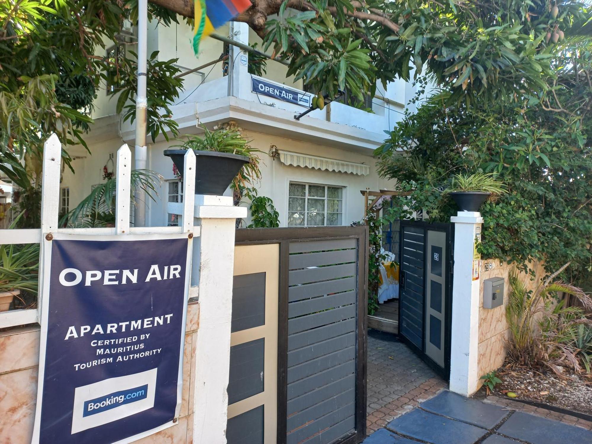 Open Air Cafe & Apartments Port Louis Ngoại thất bức ảnh